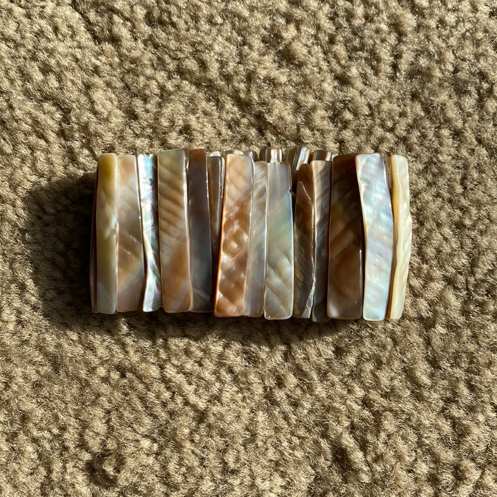 Natural shell/mother of Pearl stretch bracelet